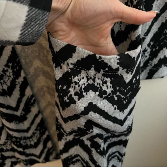 😊 3/$30
NWT 1X Long Knit Cardigan by Brittany Black grey/black chevron pattern - Picture 6 of 13